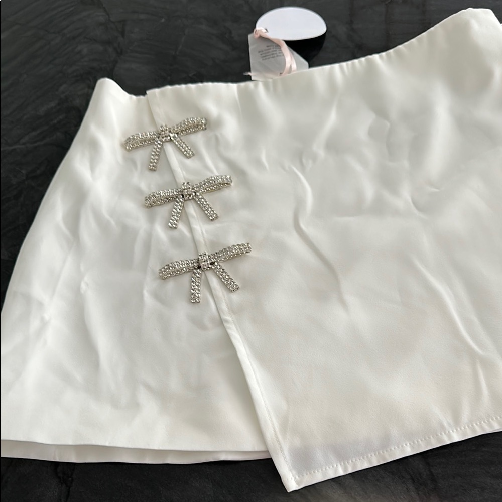 Elegant White Skirt with Bow Accents - Picture 4 of 4
